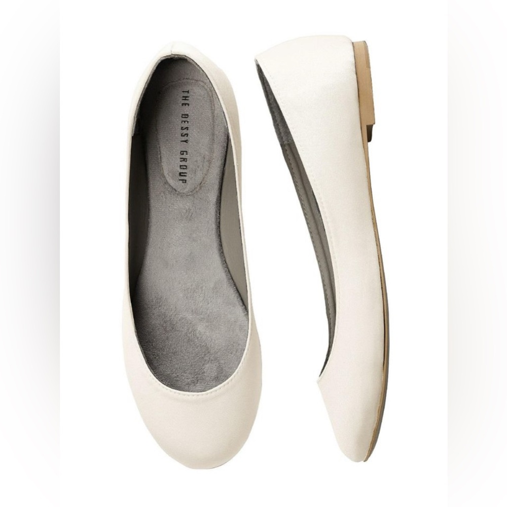 Women's Off White Flats